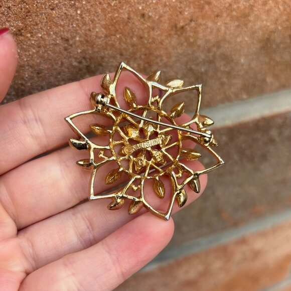 Vintage Sarah Coventry Signed Gold-Tone “Peta Lure” Floral Brooch - Picture 2 of 4